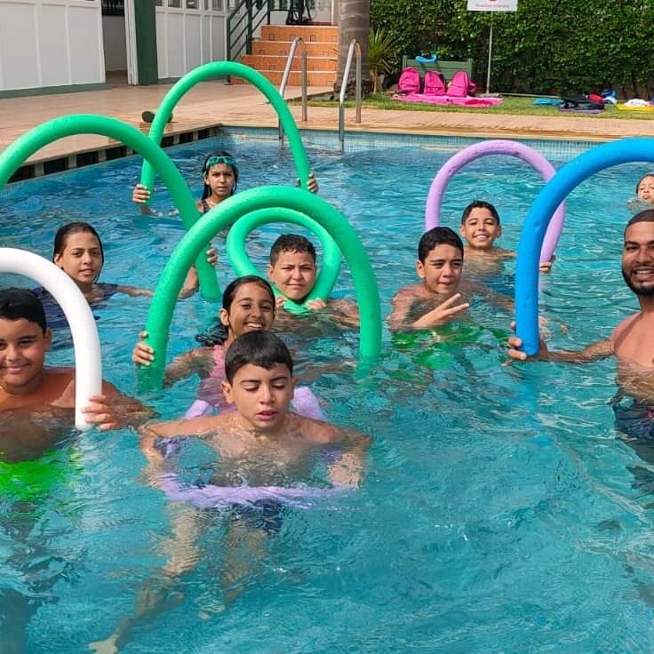 Activités aquatiques avec frites colorées