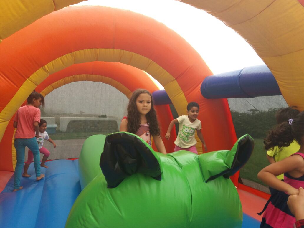 Enfants jouant dans une structure gonflable colorée